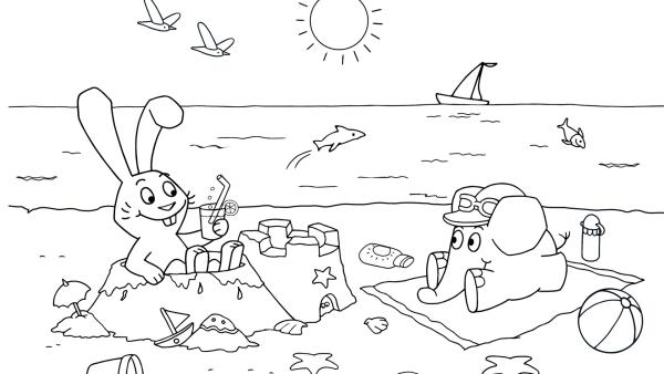 Elefant und Hase sind im Urlaub und sitzen am Meer. Die Sonne scheint, sie spielen am Strand und bauen Sandburgen. 