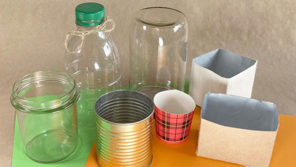 Einmachglas, Flaschen und Getränkekartons für den Fenstergarten 
