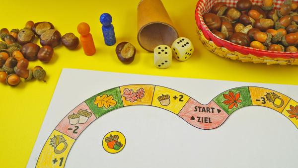 Spiele mit Kastanien und Eicheln und bastle dir ein herbstliches Brettspiel!