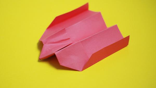 Bastelanleitung ansehen und einen Papierflieger mit stumpfer Nase falten