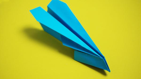 Papierflieger mit spitzer Nase falten