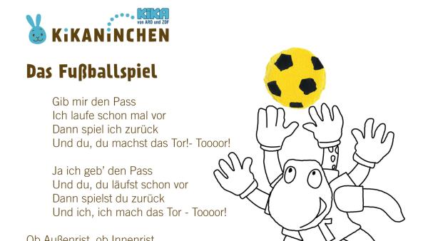 Kikaninchen spielt mit Anni und Christian Fußball auf dem Fußballplatz. Ob sie wohl auch ein Tor schießen? 