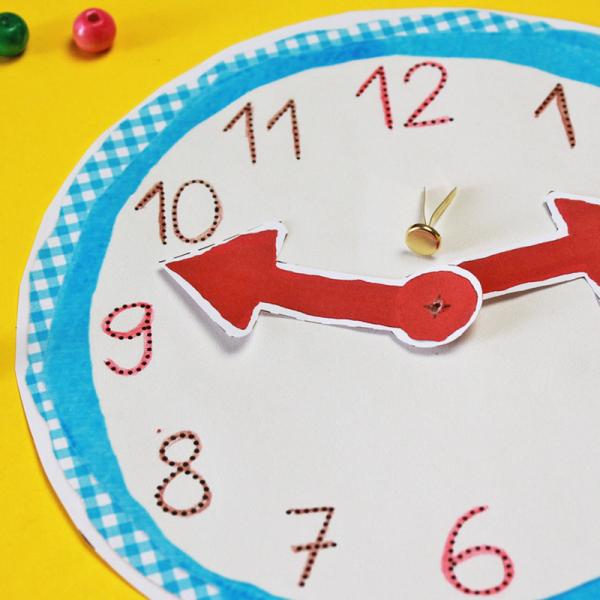 Mit einer Verschlussklammer verbindest du die Zeiger mit der Uhr. 