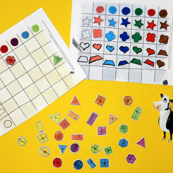 Die Postkuh Lieselotte schaut auf viele Pakete mit verschiedenen Formen und Farben. Darüber liegen zwei Spielfelder. Die Pakete müssen richtig sortiert werden.